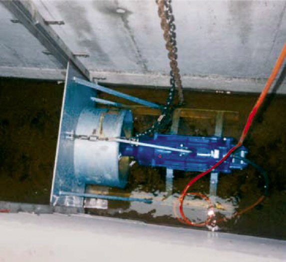 Tauchmotorr�hrwerk im Kanal