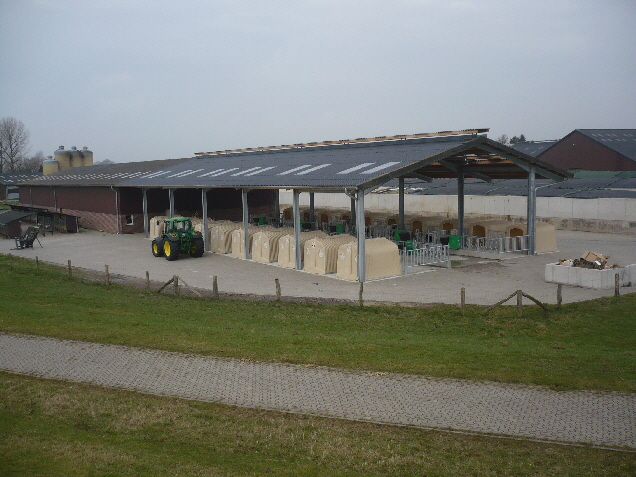 K�lberbereich mit Gruppenh�tten und Auslauf mit Sicherheits-Fre�gittern